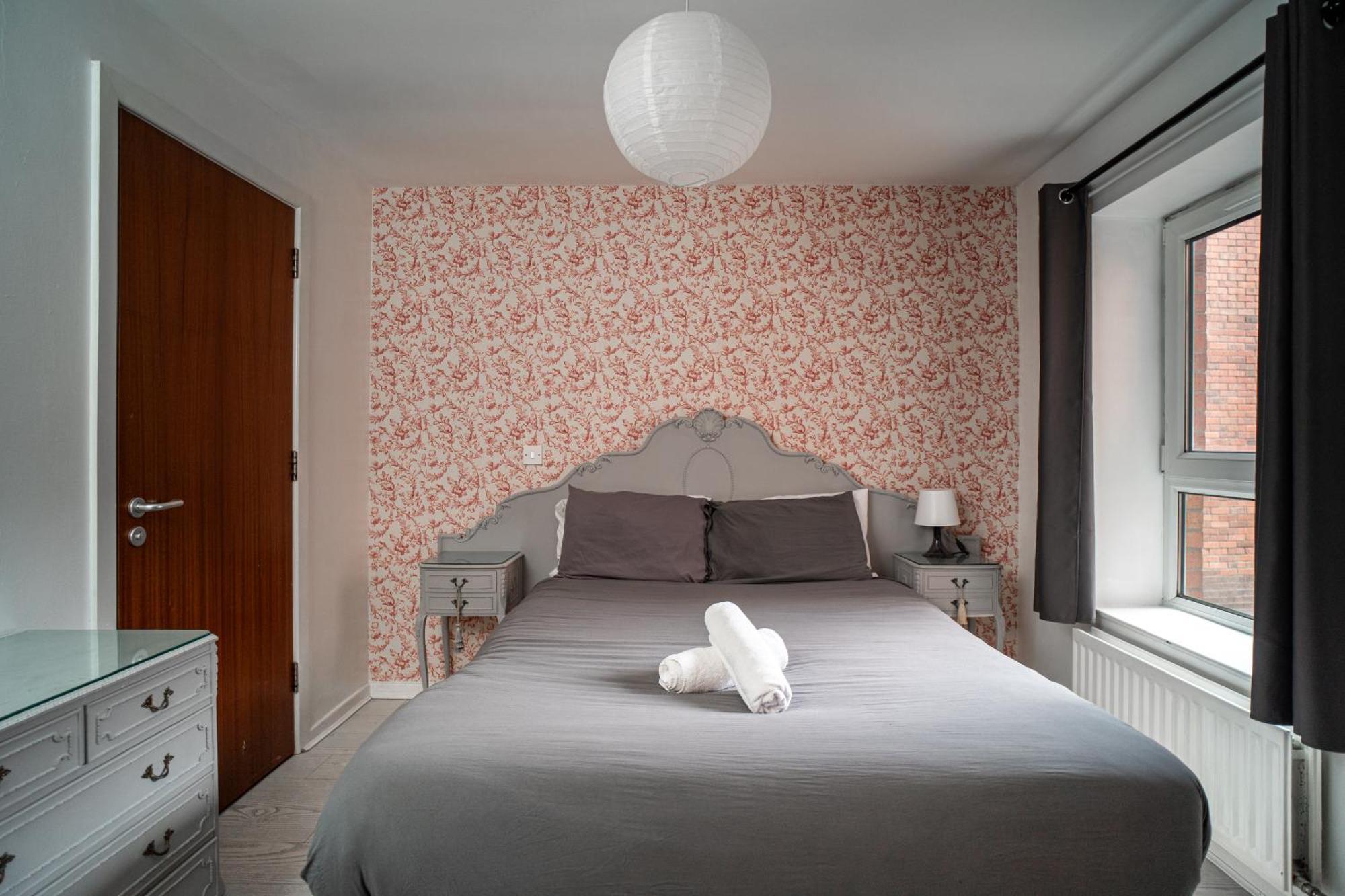 3 Bedroom Central Apartment In Belfast City Centre Eksteriør billede