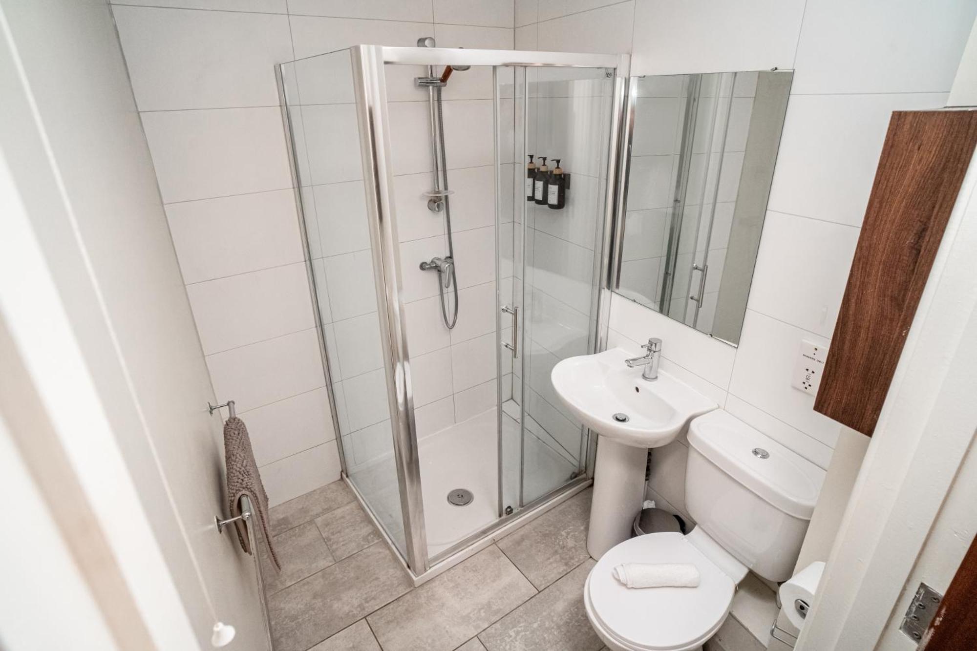 3 Bedroom Central Apartment In Belfast City Centre Eksteriør billede